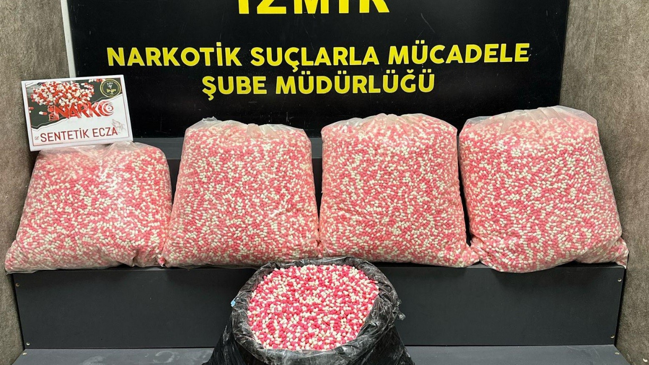 İzmir'de araçta 160 binden fazla uyuşturucu ele geçirildi