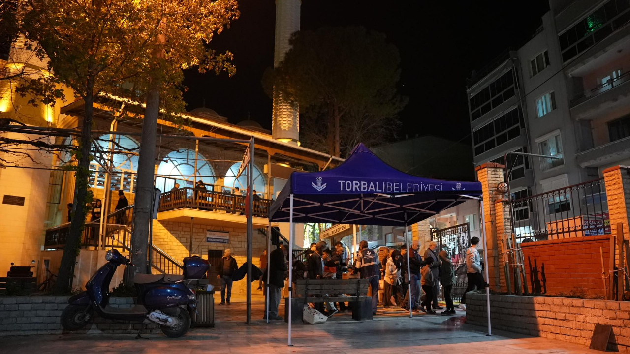 Torbalı Belediyesi’nden Camilerde Gül Suyu ve Lokum İkramı