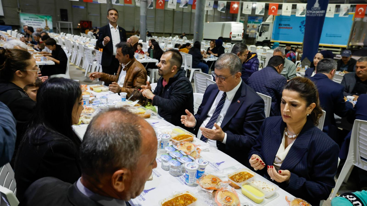Büyükşehir'in iftar sofrası bu kez Karabağlar'da kuruldu