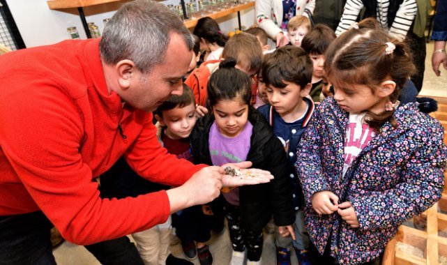 Bornova’da minik eller toprakla buluştu