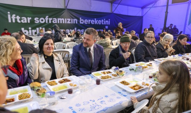 Buca Belediyesi'nin iftar çadırına yoğun ilgi