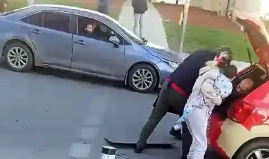 Esenyurt'ta trafikte kavga; babasının bacağına sarılarak engellemeye çalıştı
