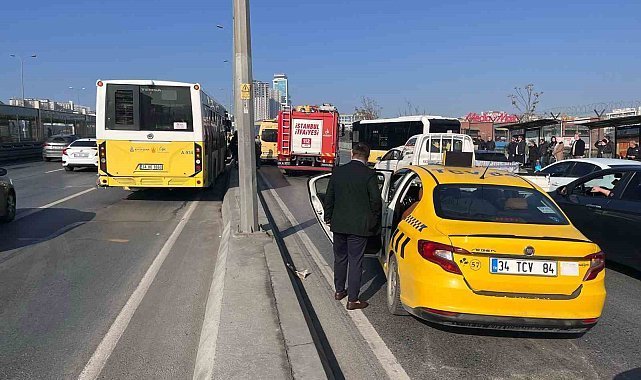 Geri geri kayan İETT otobüsü dolmuşa ve ticari taksiye çarptı