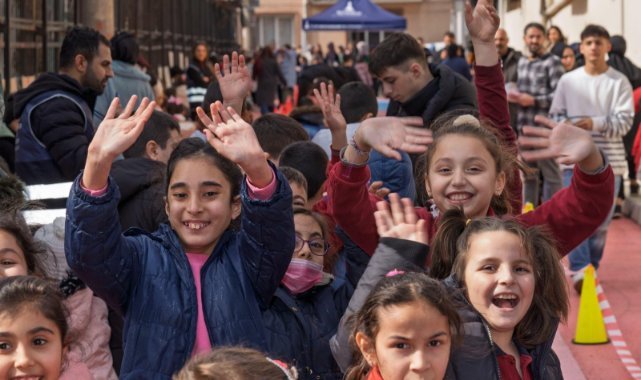 “Güzel İzmir” neşeli çocuklar