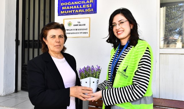İzmir’in kadın muhtarlarına mor çiçekli sürpriz