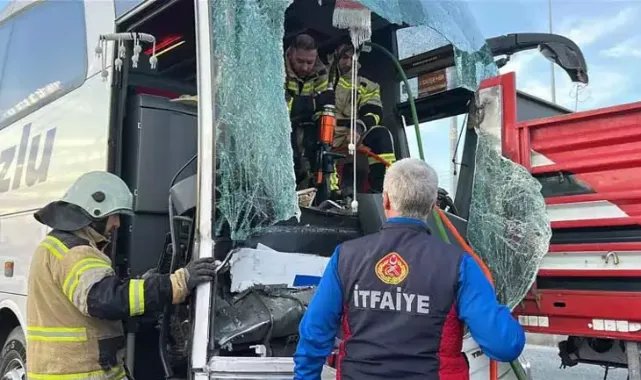 Kütahya'da yolcu otobüsü TIR'a çarptı: 16 yaralı