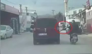 Motosikleti arızalanan sürücü, başka araçtan uzatılan emniyet kemerini tutup seyretti