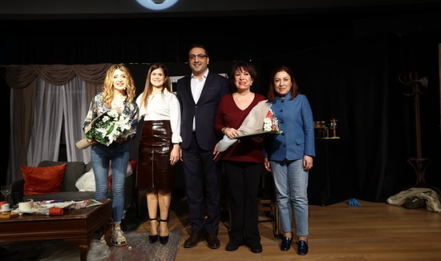 Plastik Aşklar'a ayakta alkış