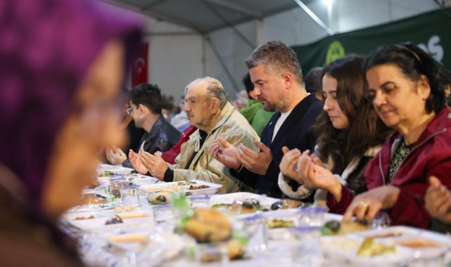 Ramazan ayının birlik ve beraberlik ruhu Buca'da can buldu: Bucalılar iftar sofrasında buluştu