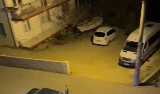 Sahur vaktinde otomobilin kapılarını açtı, yüksek sesli müzikle mahalleliyi ayağa kaldırdı