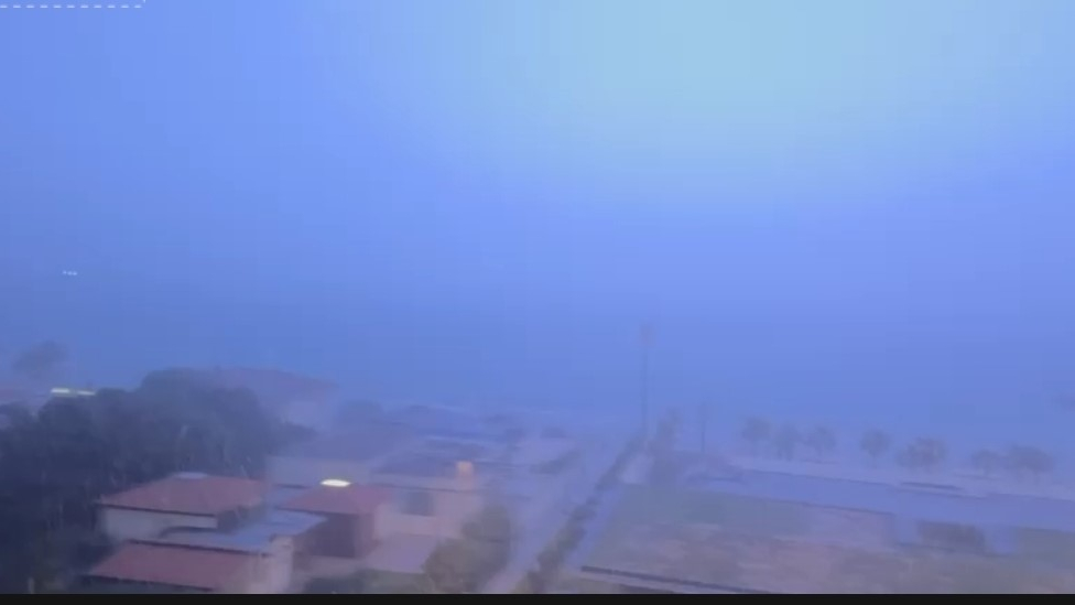 Çeşme'de şimşekler geceyi aydınlattı