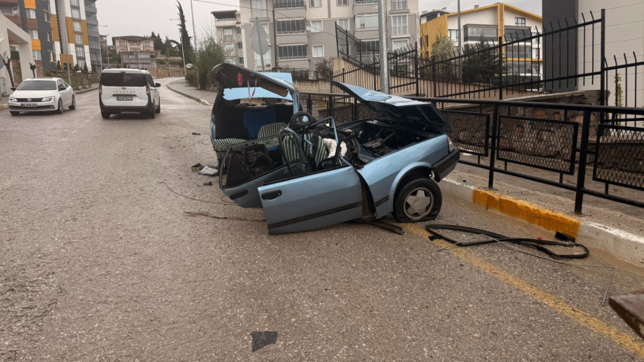Demir korkuluğa çarpan Fiat Tofaş ikiye ayrıldı