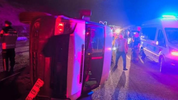 İzmir'de kontrolden çıkan minibüs takla attı