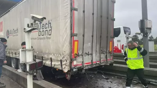 Pendik'te gişelerde hafif ticari araç TIR'ın altına girdi: 1 ölü