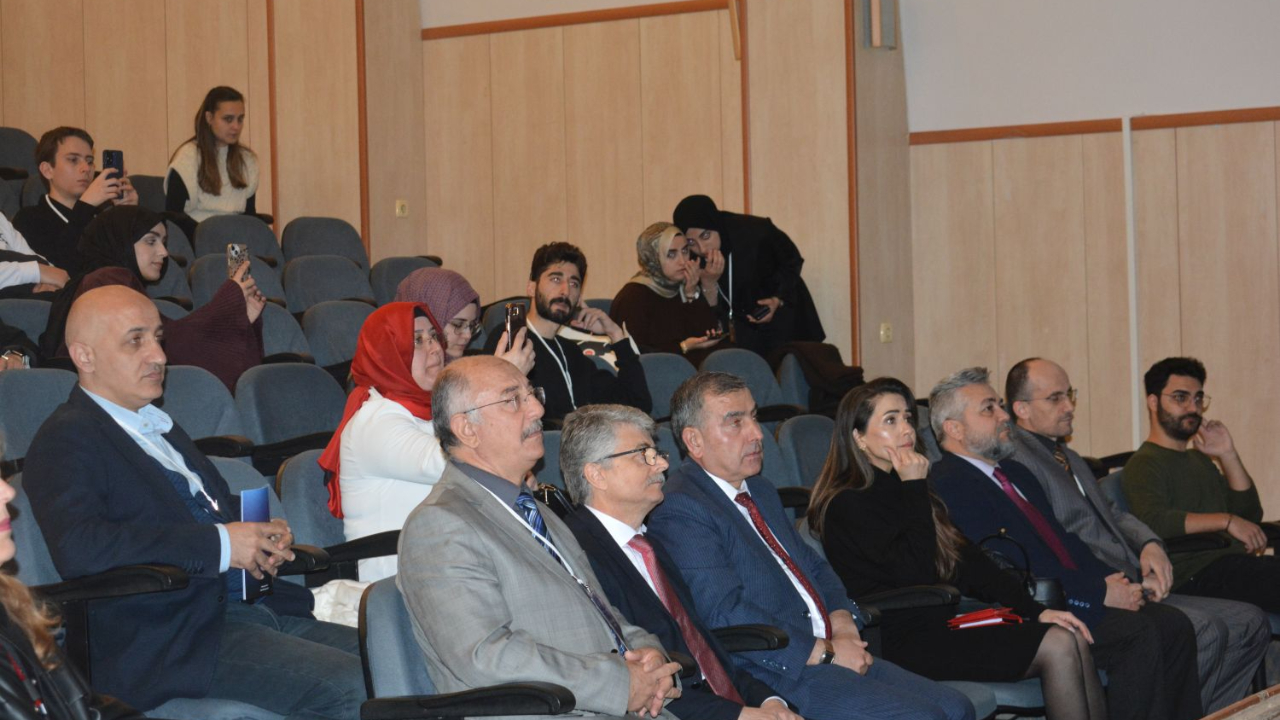Ege Üniversitesinde düzenlenen  “İzmir’de İlmî ve Kültürel Hayat” sempozyumu devam ediyor