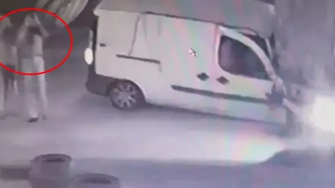 TIR’a çarpan aracın yaralanan sürücüsü kendi imkanlarıyla çıktı