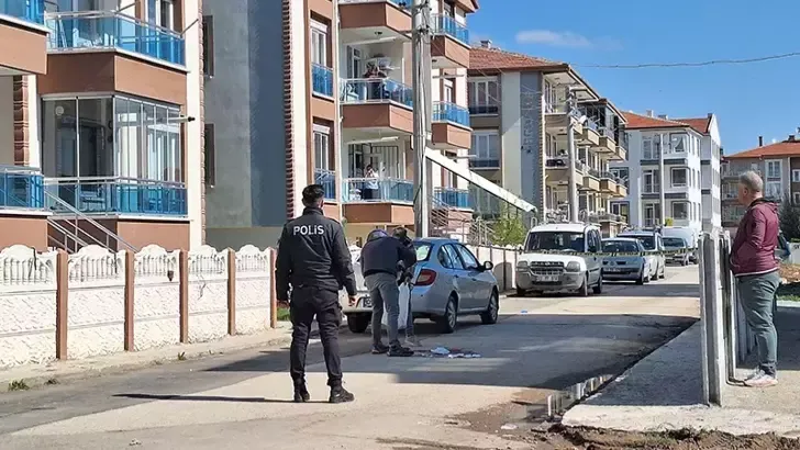 Tartıştığı eşini tabancayla öldürüp, intihara kalkıştı