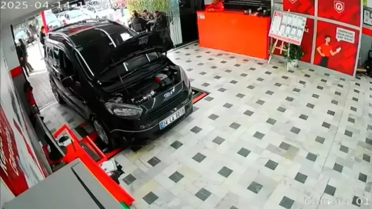 Bağcılar'da oto galeriye el yapımı patlayıcıyla saldırı