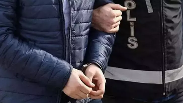 Sahte dekontla telefonları aldılar; 900 bin liralık vurgun yaptılar
