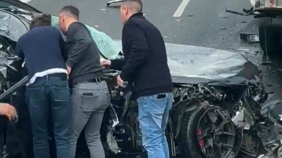Hurdaya dönen araçtan sağ kurtuldular