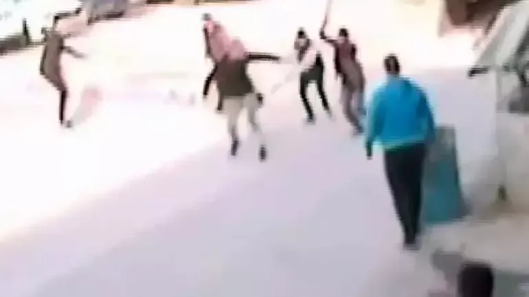 Taşlı sopalı 'aracıma çarptın' kavgası; 1 ölü, 2 yaralı