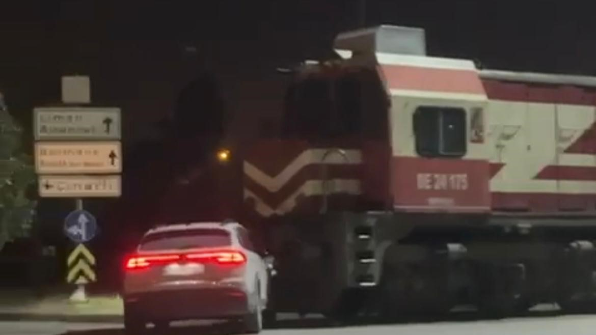 Hemzemin geçitte tren ile otomobil çarpıştı