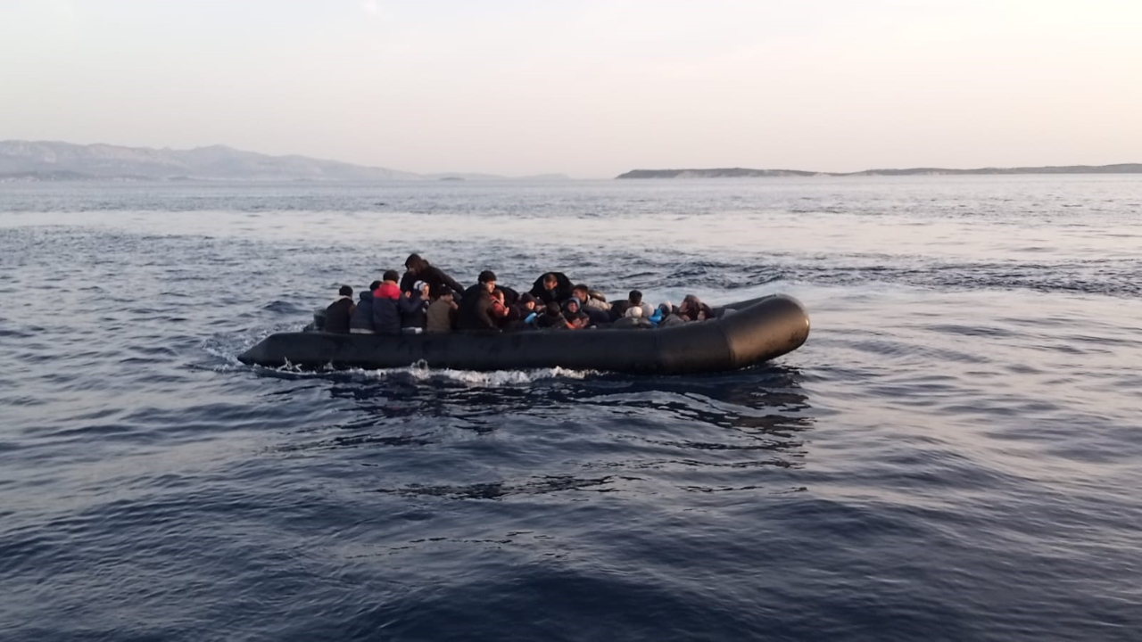 İzmir açıklarında 41 düzensiz göçmen yakalandı