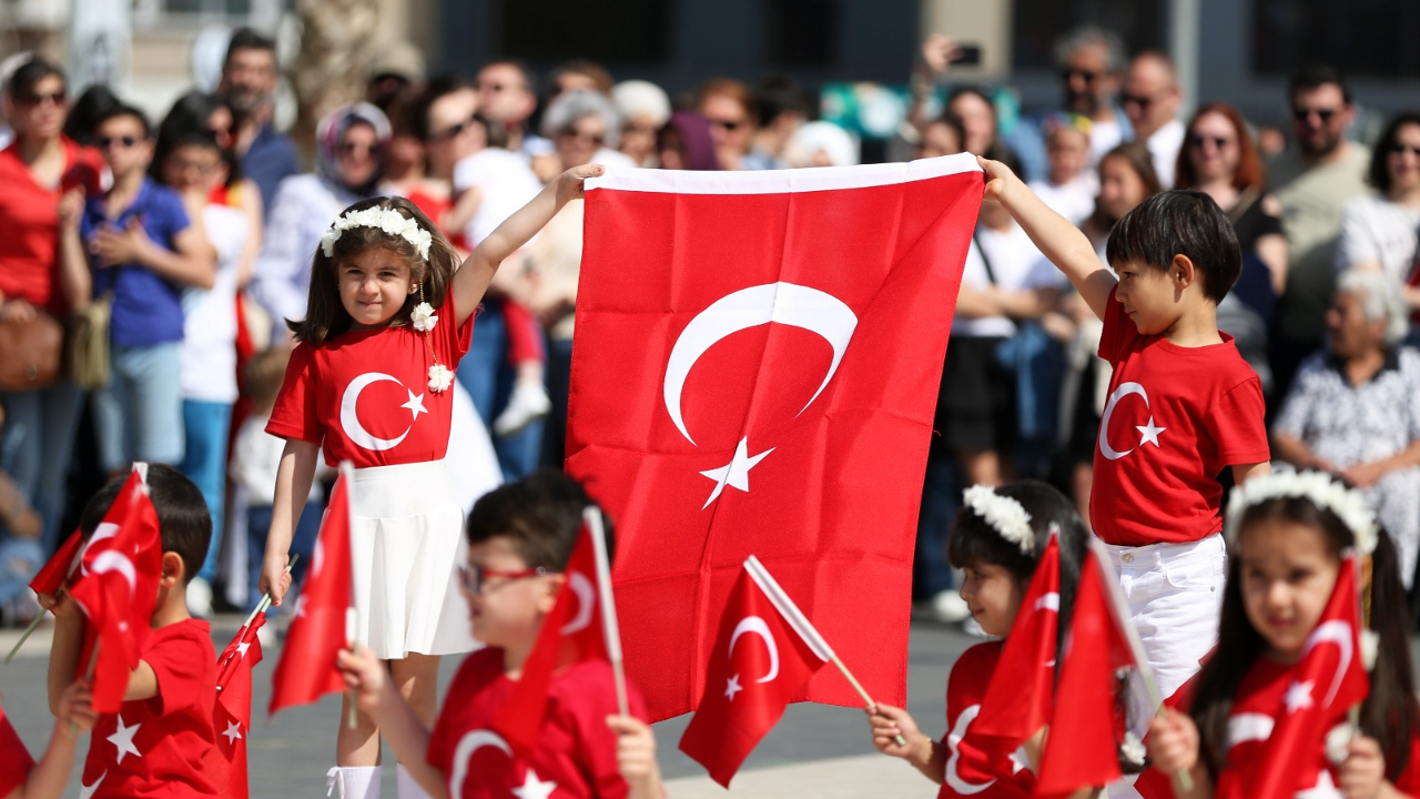 23 Nisan coşkusu Narlıdere'yi sardı