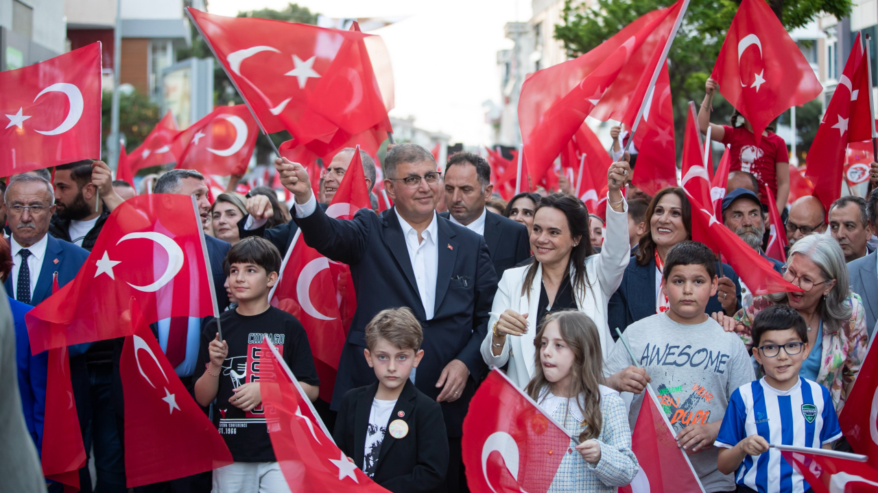23 Nisan coşkusu İzmir'de sokaklara taştı