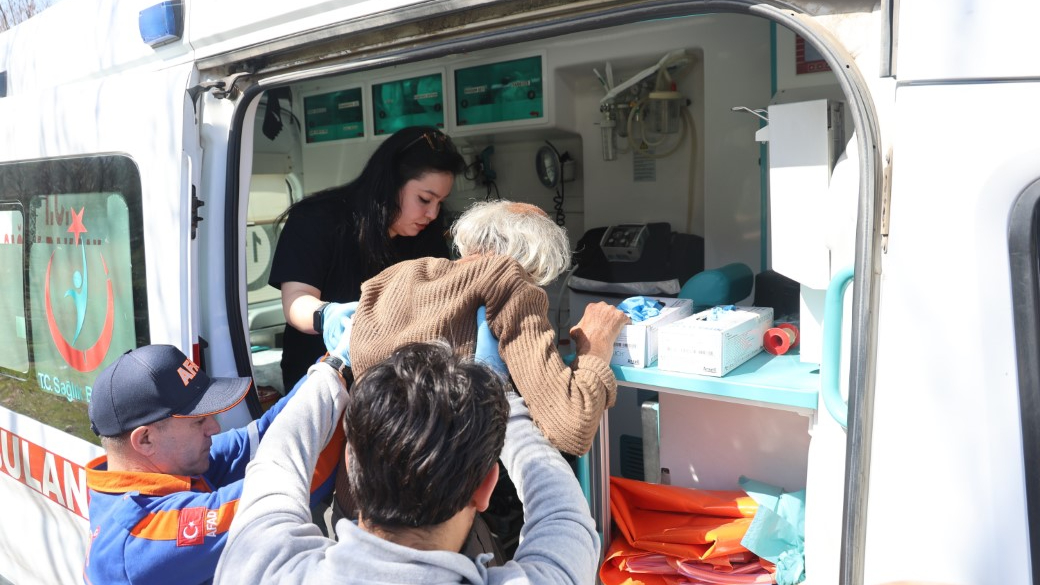 Ambulansa binerken ’Çizmelerim çıkarayım mı’ sözüyle gönülleri fethetti, hayatından dram çıktı