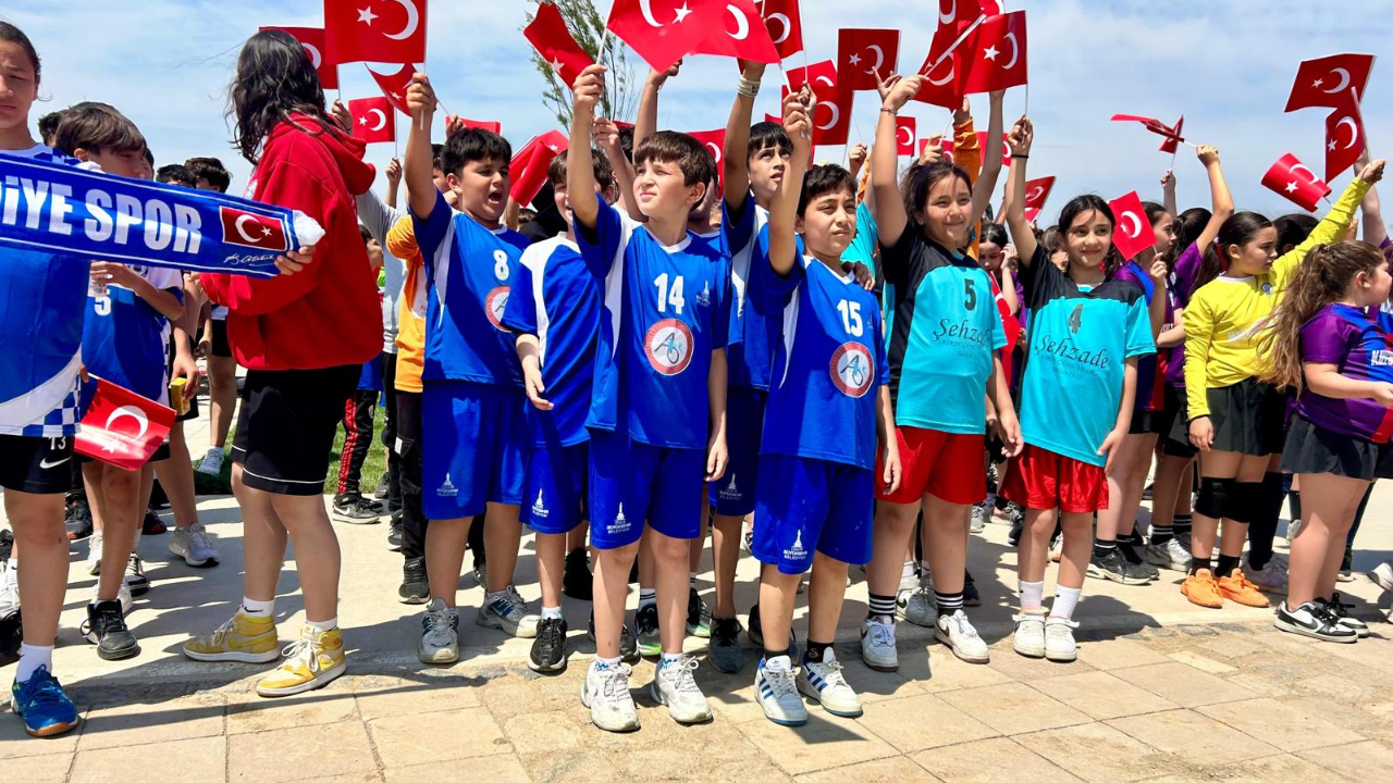 İzmirli minikler Egemen Çocuklar Hentbol Şenliği’nde buluştu