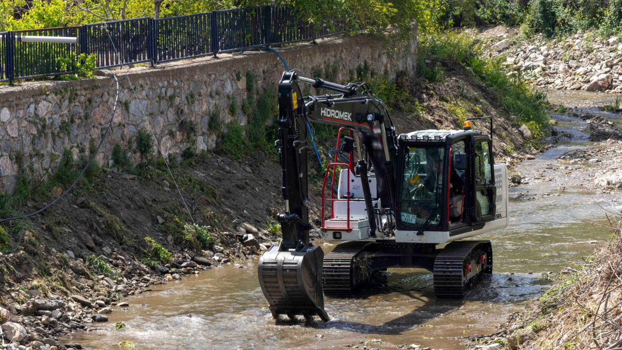 Körfezle buluşan derelerde temizlik harekâtı