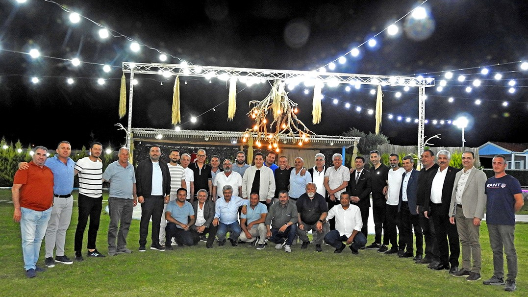 Çeşme Muhtarlar Derneği kuruluşunu yemekli toplantıyla kutladı