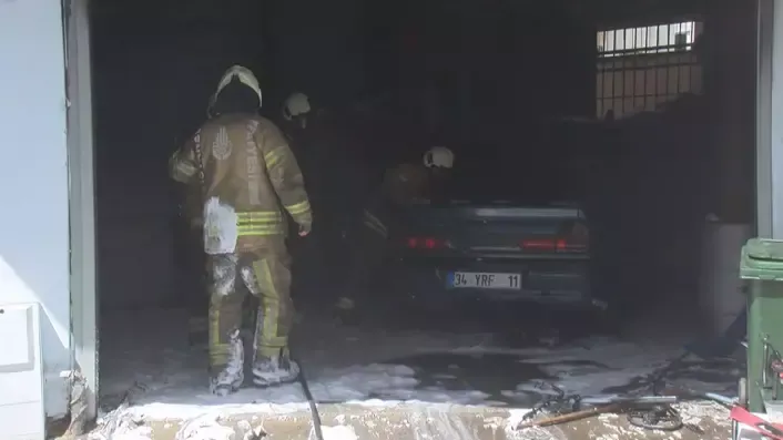 Ataşehir'de tamirhanedeki otomobil alev alev yandı, iş yeri sahibi gözyaşını döktü