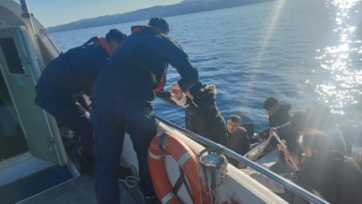Sahil Güvenlik 21 kaçak göçmeni yakaladı, 46 göçmeni kurtardı