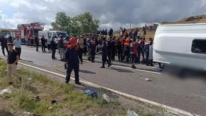Cenazeden dönenleri taşıyan midibüs yan yattı; 2 ölü, 27 yaralı