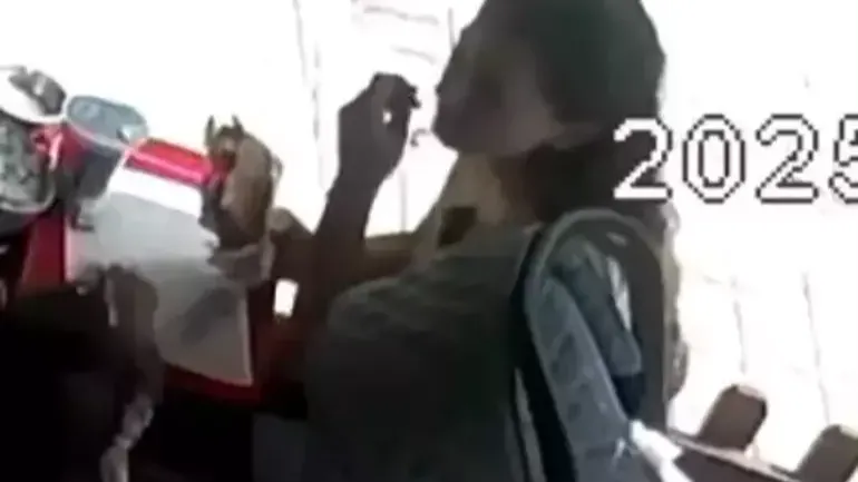 Kopardığı saçını tostunun içine koydu