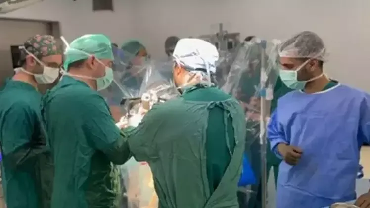 İlacın yan etkisi görülen Parkinson hastalarına beyin pili ameliyatı