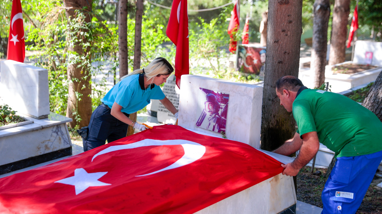 Kadifekale Şehitliği’nde saygı ve vefa mesaisi