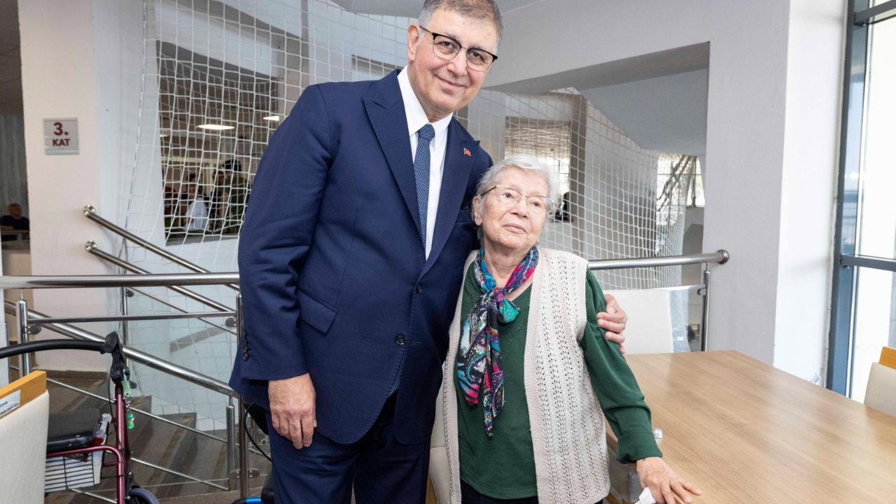 Başkan Tugay’dan bayram öncesi huzurevi ve hastane ziyareti