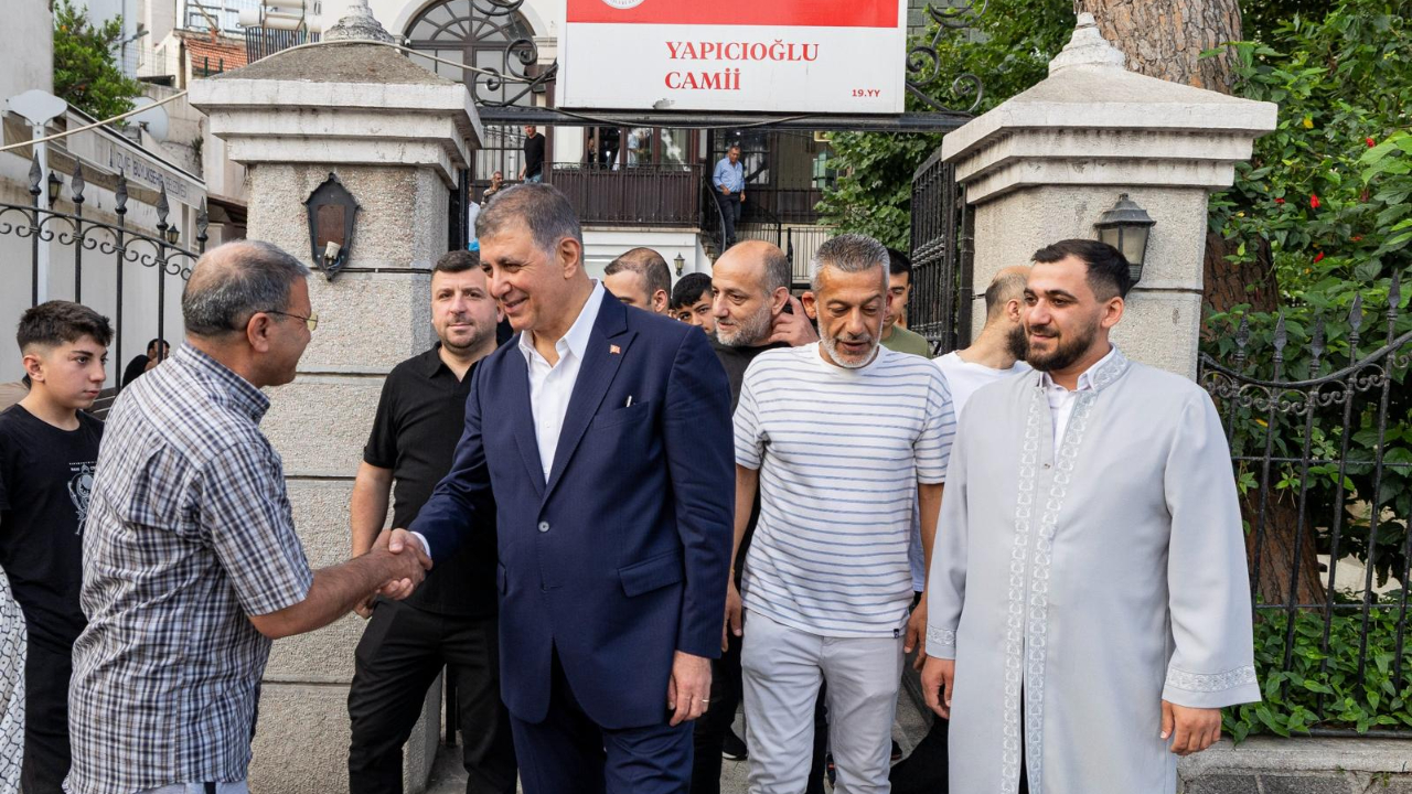 Başkan Tugay vatandaşlarla bayramlaştı