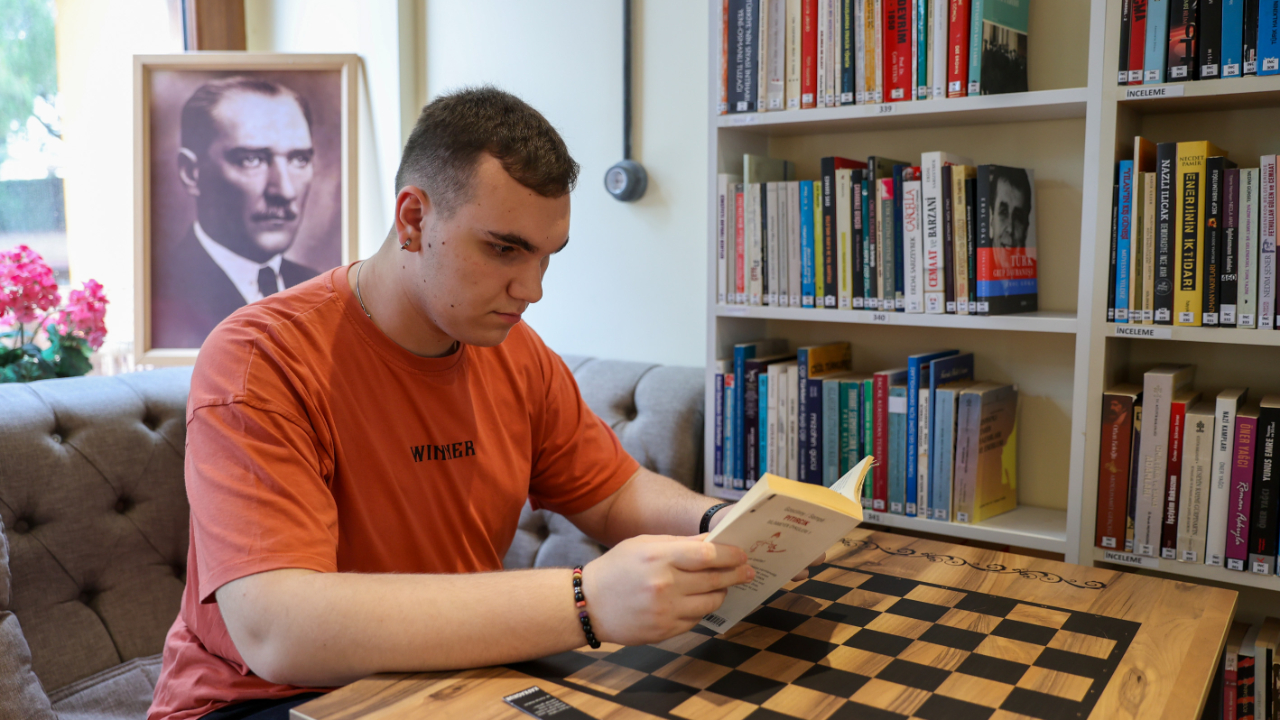 Kitap kurdu Asil okuma sevgisiyle örnek oluyor
