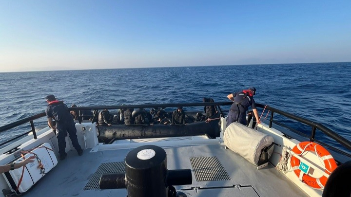 İzmir açıklarında sürüklenen bottaki 41 göçmen kurtarıldı