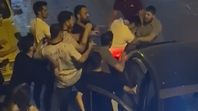 İzmir sokaklarında tekmeler, yumruklar konuştu