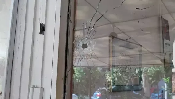 Fatih'te mesajla tehdit ettiği kişilerin ev ve iş yerlerini kurşunladılar