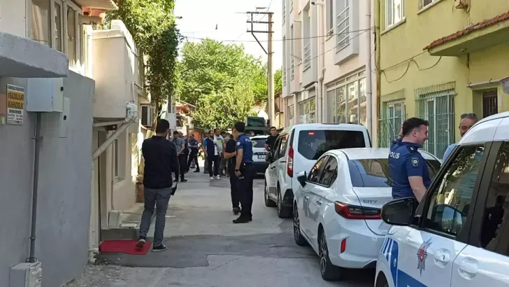 Sağlık ekibinin ihbarına giden polisi bıçakla yaralayan şüpheli vurularak yakalandı