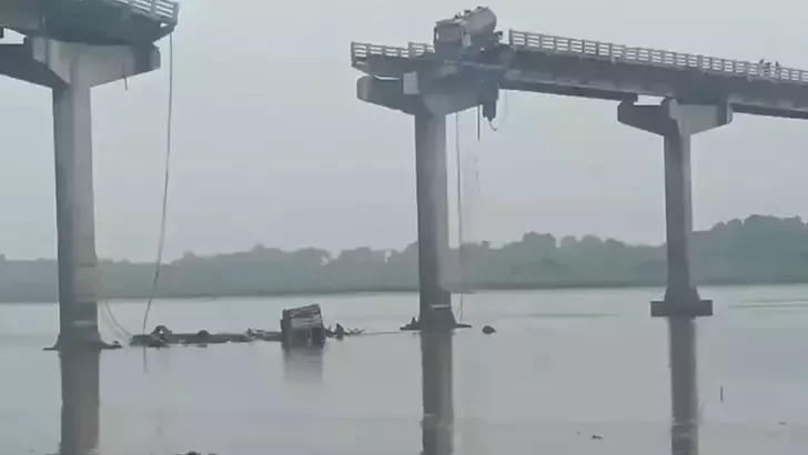 Hindistan'da köprü çöktü: 9 ölü