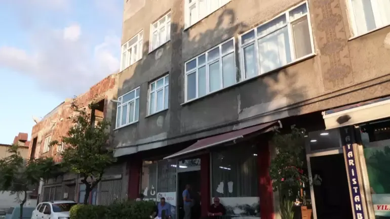 Sultangazi'de kıraathane sahibiyle tartıştı; çöpleri balkondan müşterilerin üzerine attı