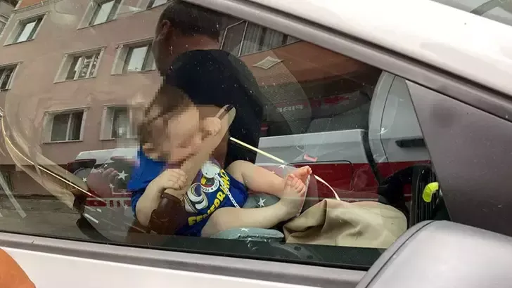 Otomobilde mahsur kalan 9 aylık bebek kurtarıldı