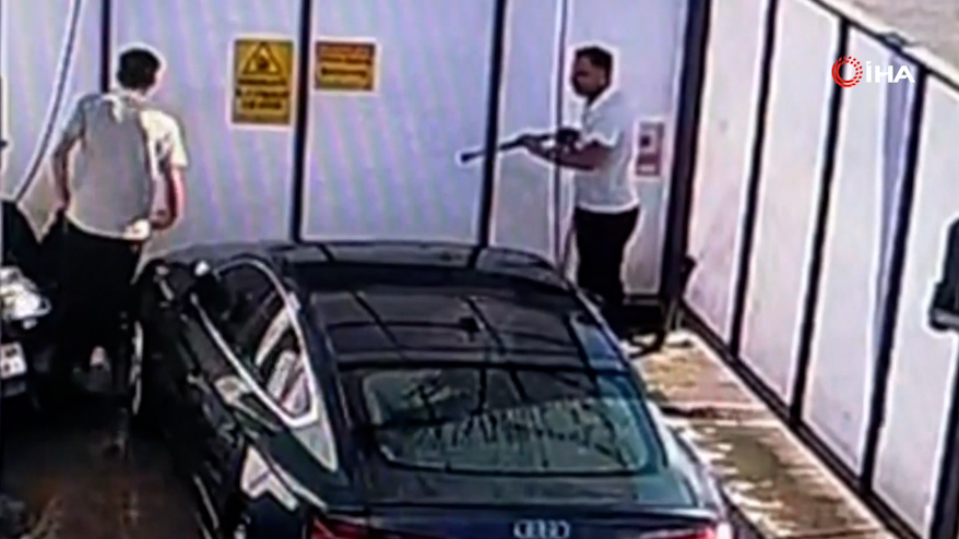 Motosikletli genç kız benzinlikte yıkanan otomobile çarptı: Yakıt istasyonundaki kaza kamerada